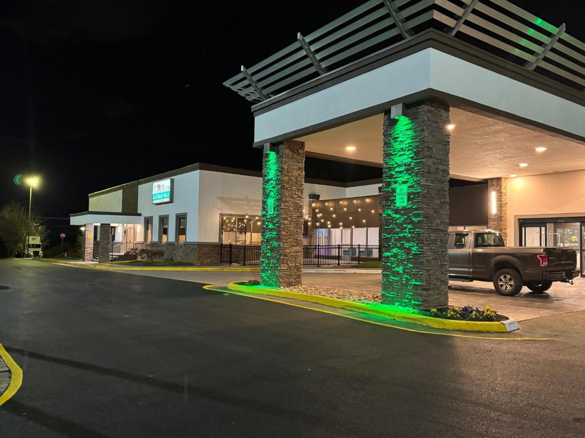 Holiday Inn Roanoke - Tanglewood Route 419 & I 581 By Ihg Exterior photo